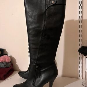 Women's Black Knee-High Heeled Boots - Sleek Zip Detail